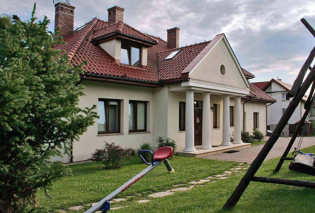 克拉科夫Villa Sofia的前面有高尔夫球杆的房子