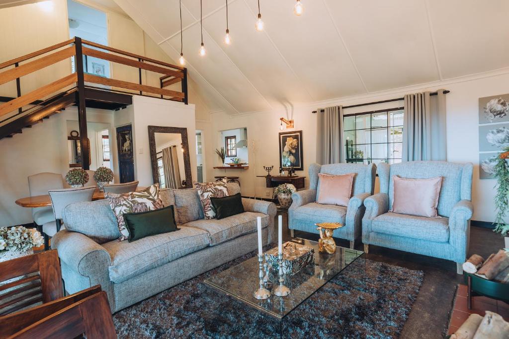 霍维克Miracle Mountain Cottage的客厅配有两张沙发和一张桌子