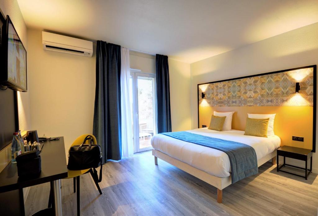 普罗旺斯地区萨隆Best Western Domaine de Roquerousse的酒店客房设有床和窗户。