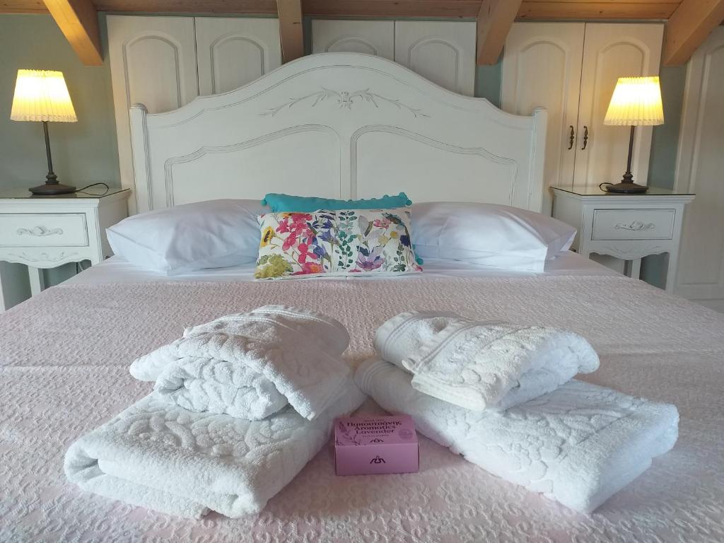 斯巴达Margarita's Attic-The Suite Loft的一张白色的床,上面有两条毛巾