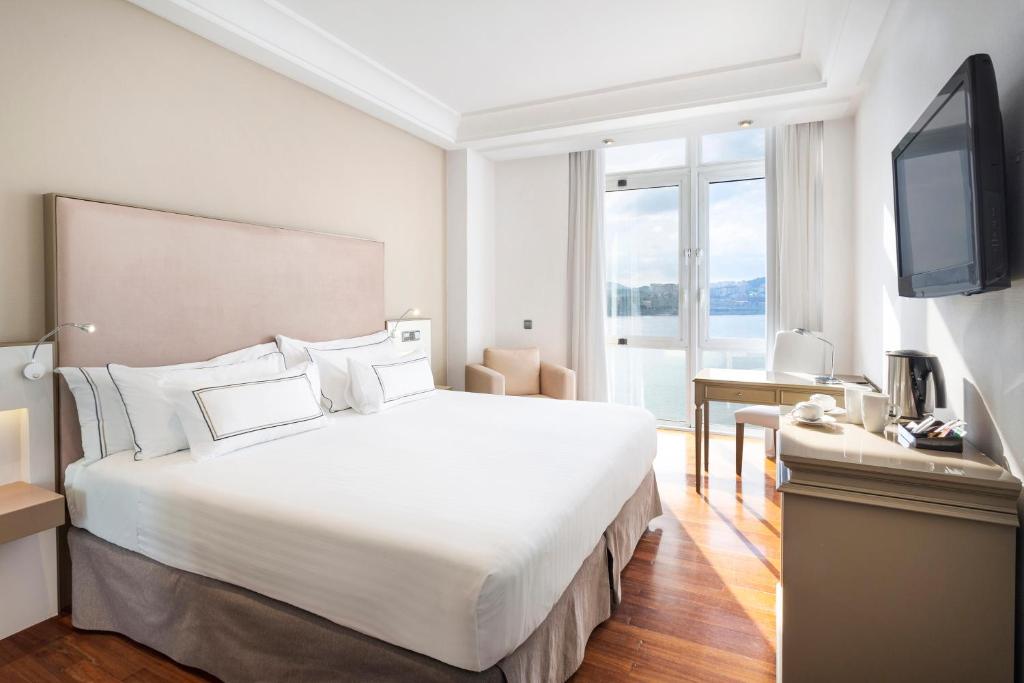 拉科鲁尼亚玛利亚皮塔美利亚酒店的酒店客房设有一张大床和一台电视。