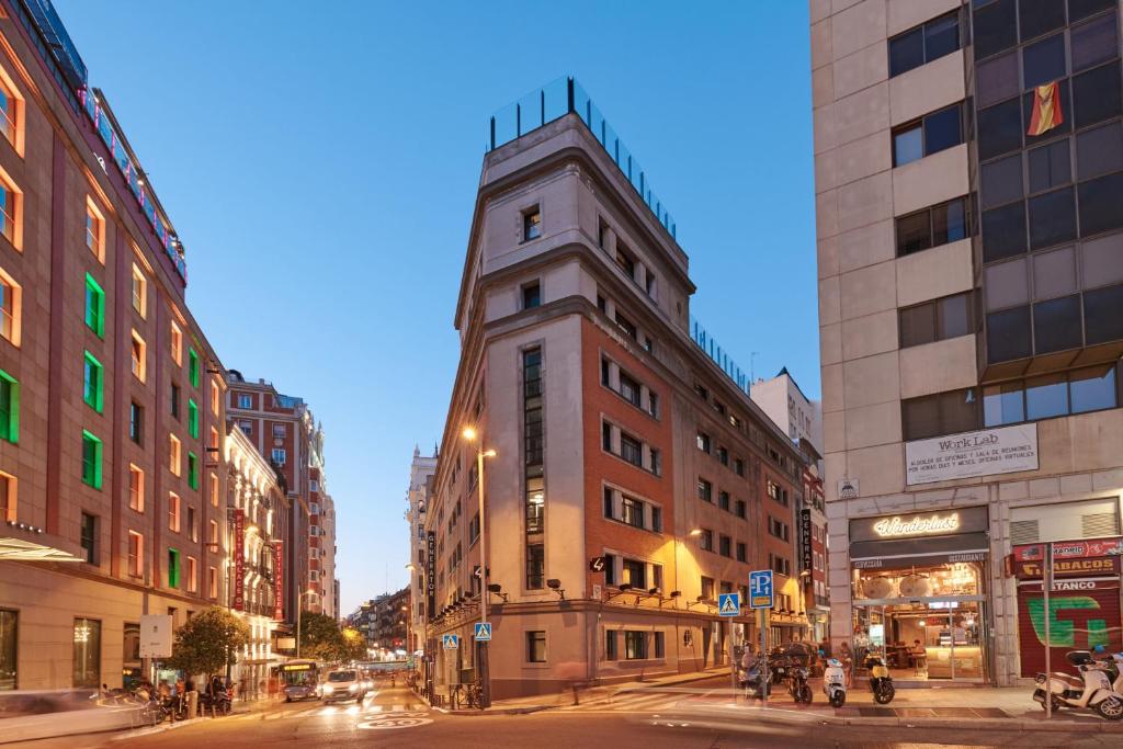 马德里马德里发电机旅舍的城市街道上一座高大的建筑,有钟楼