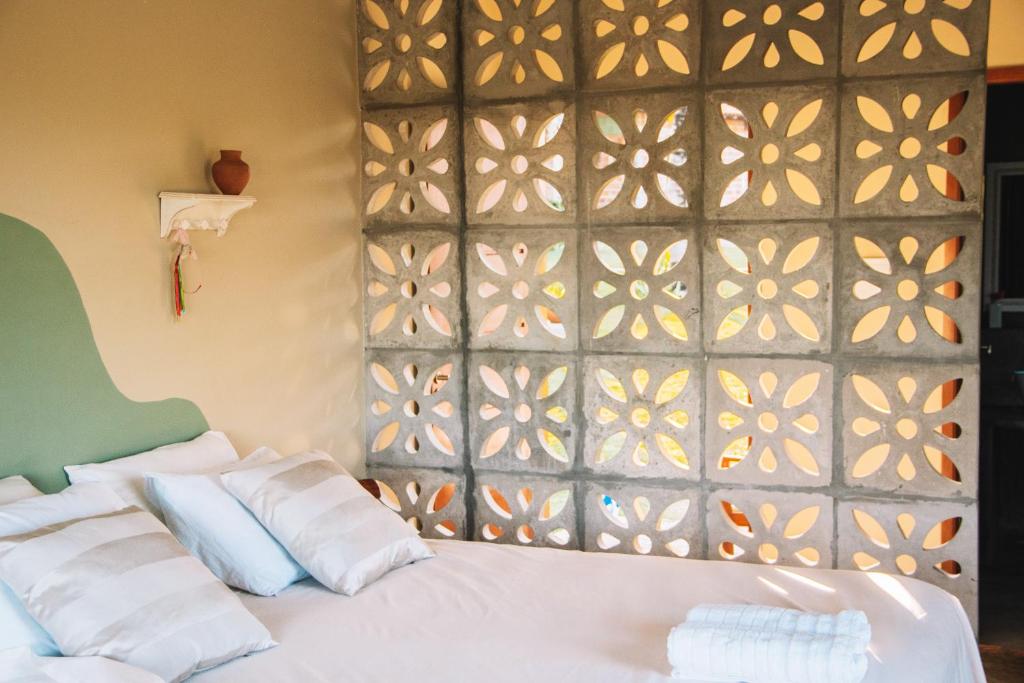 圣阿马鲁Quintal de Areias的卧室配有白色的床和墙壁