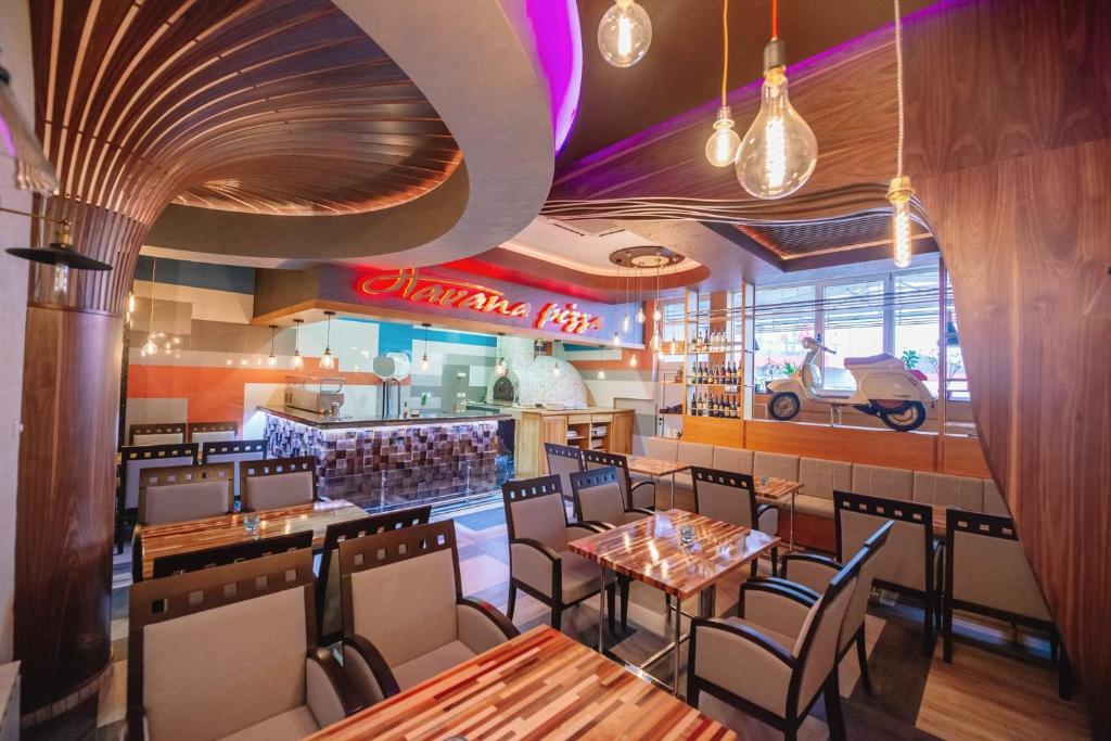 Hotel Havana Loznica餐厅或其他用餐的地方