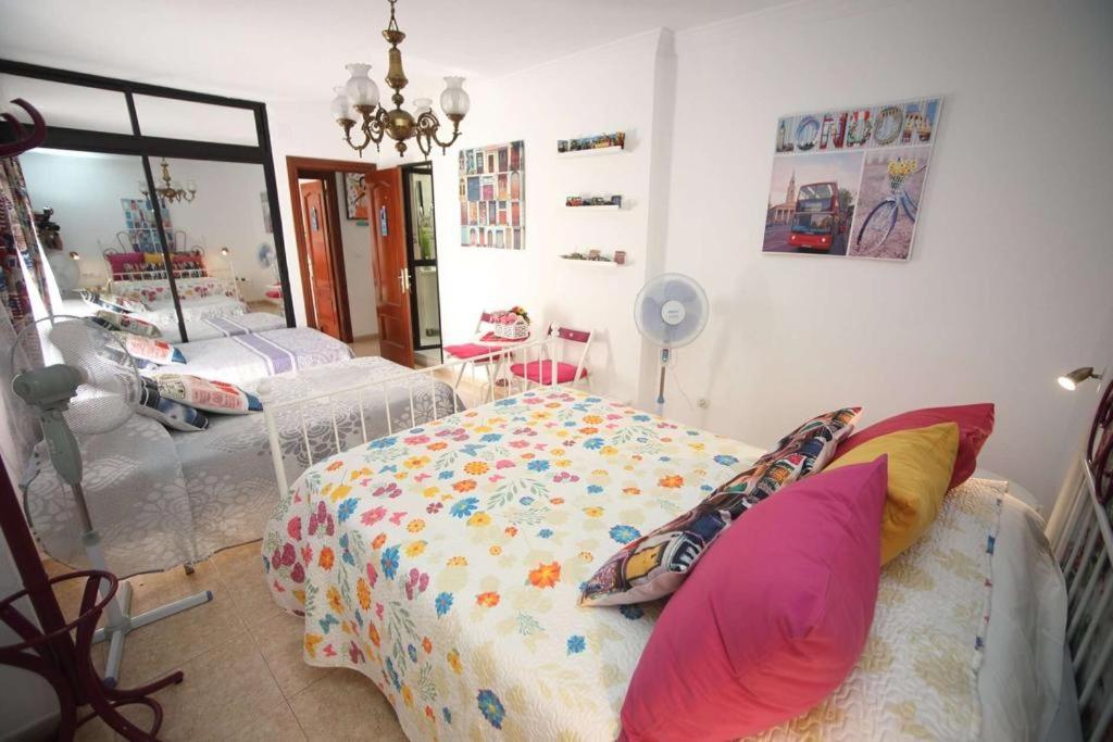 马拉加La Casa de La Abuela Rosy的一间卧室配有一张床和镜子