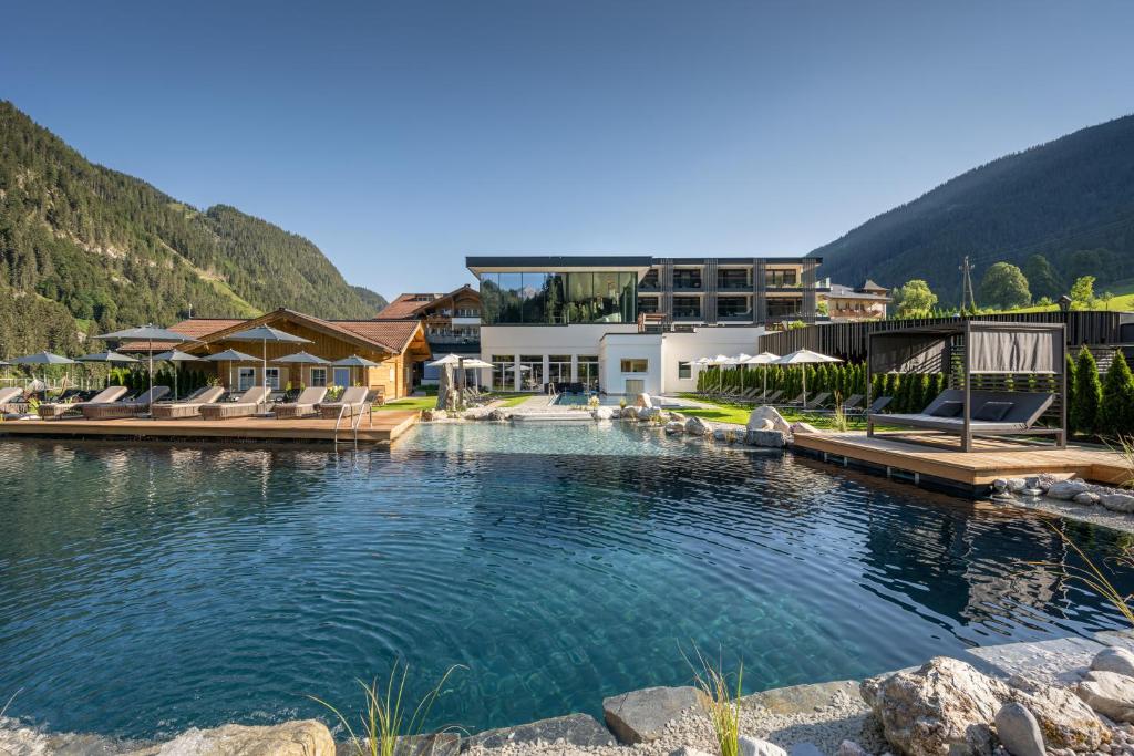 翁特陶埃恩Alpin Life Resort Lürzerhof的山间带游泳池的度假村