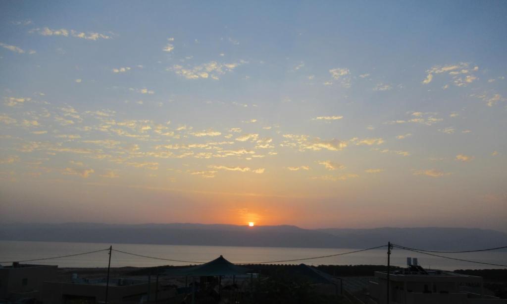 OvnatUnique&Warmy place in the Dead Sea的夕阳西下,天空中