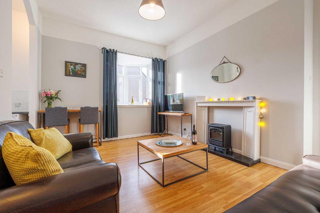 林利斯戈Linlithgow Apartment的客厅配有沙发和桌子