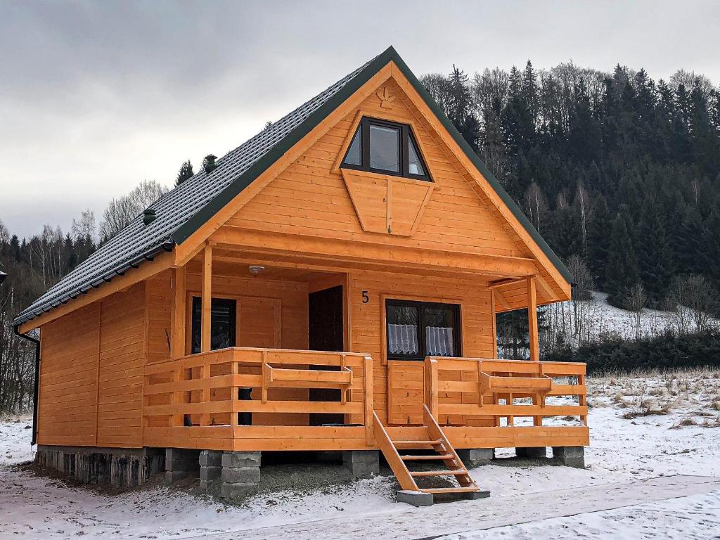 杜什尼基-兹德鲁伊Domki na Podgórzu的大型小木屋,设有雪地门廊