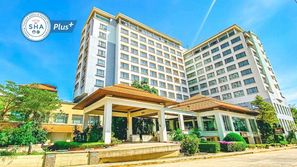 素叻K Park Grand Hotel SHA PLUS certified的大型建筑前的酒店