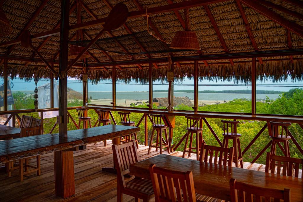阿廷斯Paraíso dos Ventos的一间带桌椅的海景餐厅