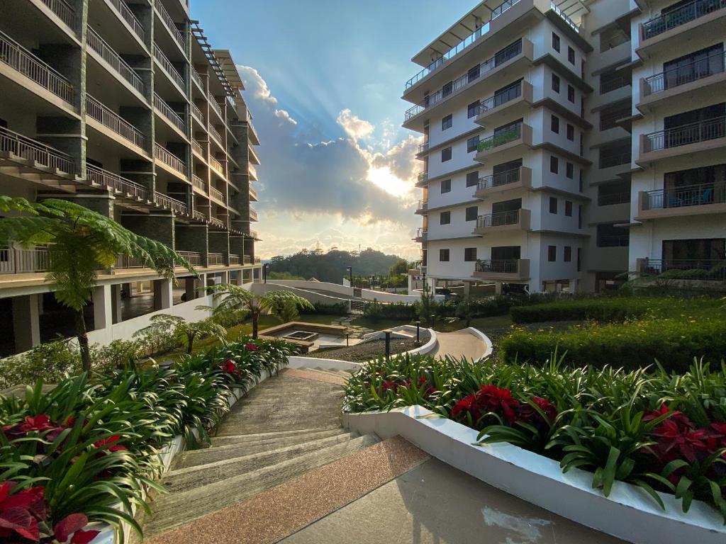 碧瑶Bristle Ridge 2 bedroom Panoramic View的享有鲜花和建筑公寓大楼的景色