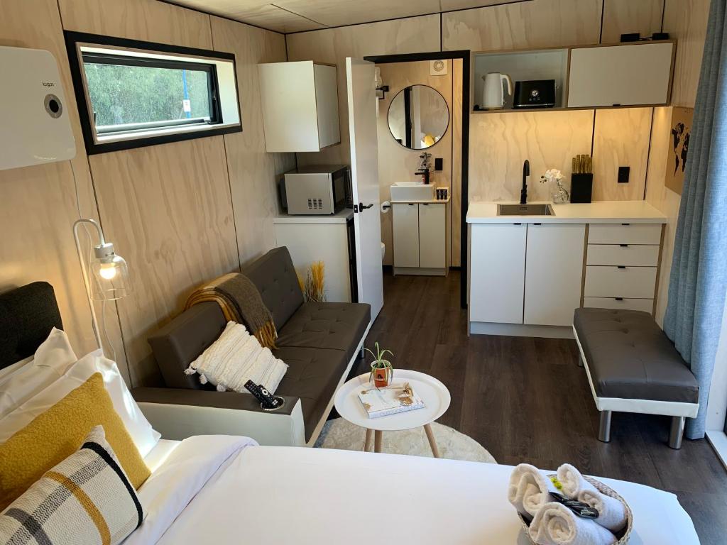 奥阿库尼Snowman Cabins的小房间设有床和厨房