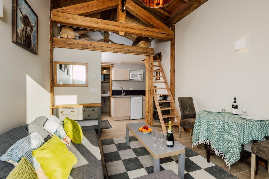 莫尔济讷Petit Lumina的客厅配有沙发和桌子