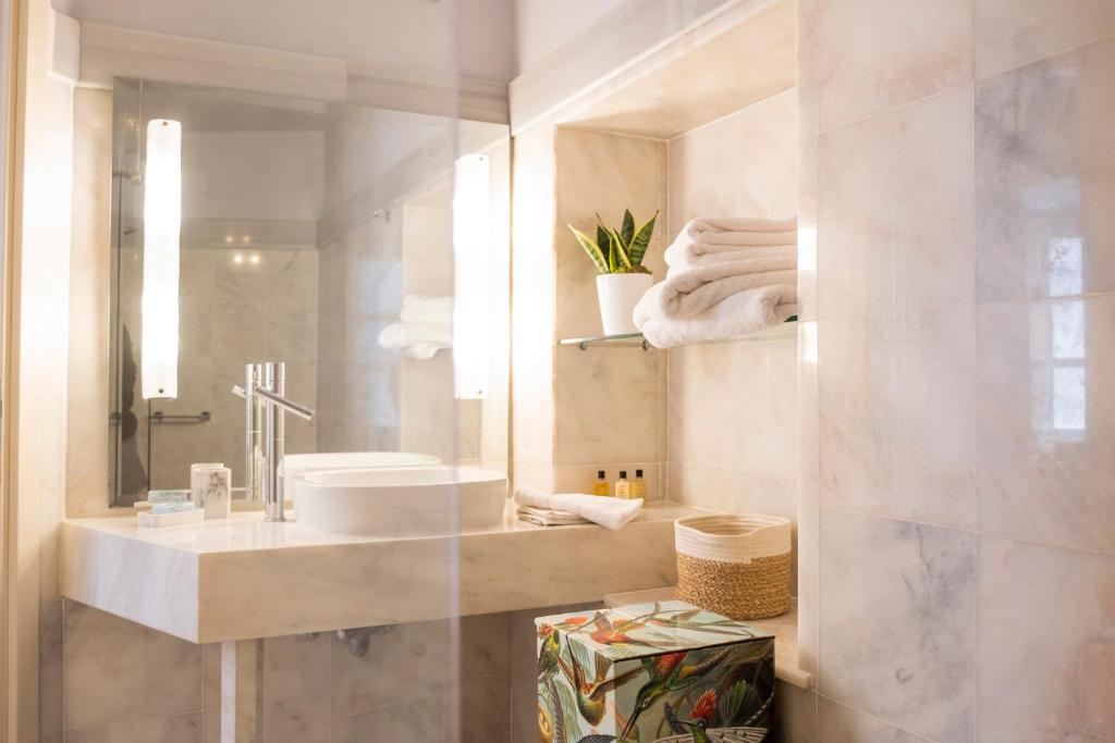埃尔莫波利斯Villa Selena的一间带水槽和镜子的浴室
