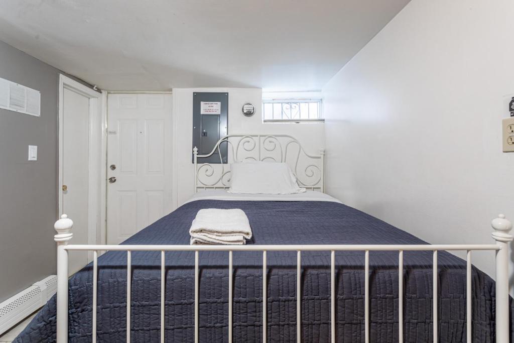 纽瓦克Best Room To Visit NYC-Subway Access的卧室里有一张床，上面铺着蓝色毯子
