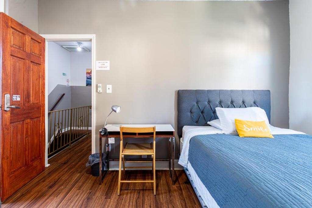纽瓦克Best Room To Visit NYC-Subway Access的一间卧室，配有一张床和一张带椅子的书桌