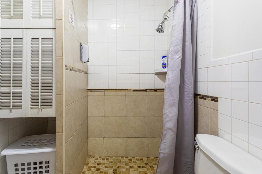 Best Room To Visit NYC-Subway Access的一间浴室