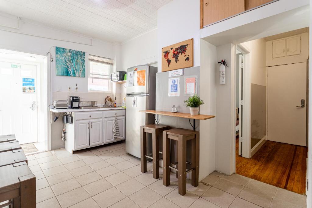 Best Room To Visit NYC-Subway Access的厨房或小厨房