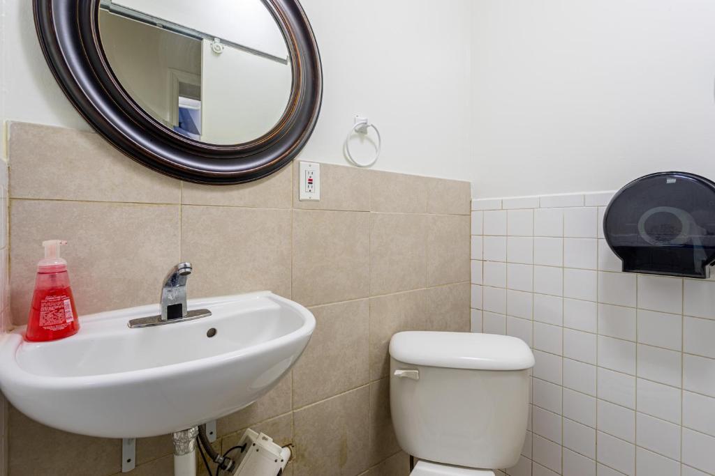 Best Room To Visit NYC-Subway Access的一间浴室