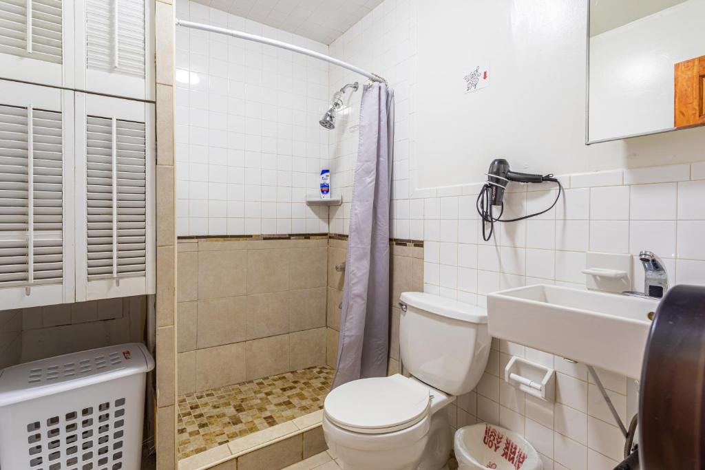 Best Room To Visit NYC-Subway Access的一间浴室