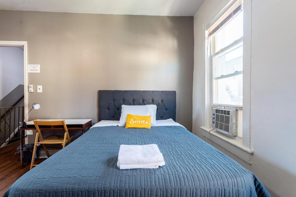 Best Room To Visit NYC-Subway Access客房内的一张或多张床位