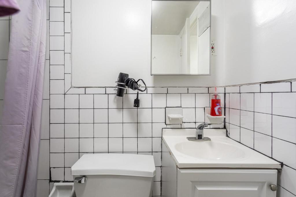Best Room To Visit NYC-Subway Access的一间浴室