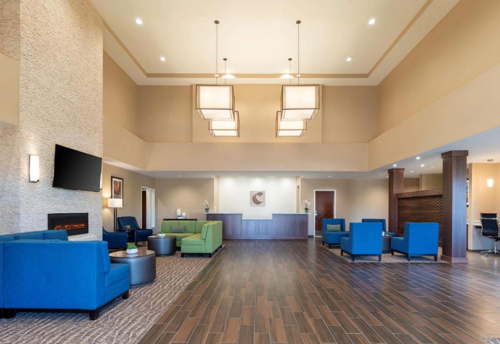 萨默维尔Comfort Suites的大堂设有蓝色椅子和壁炉