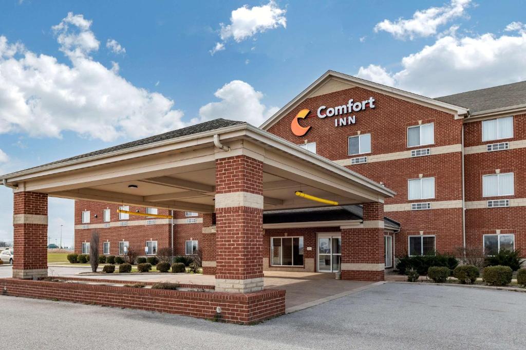 DinwiddieComfort Inn Hebron-Lowell Area的车棚旅馆前方景色