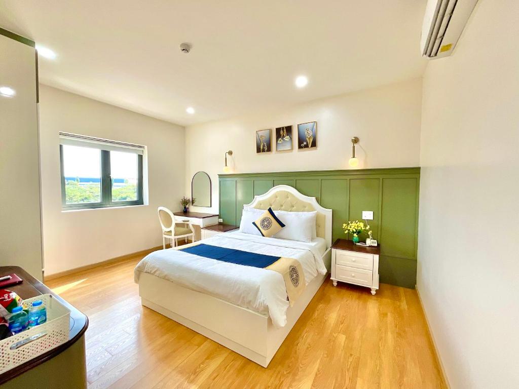 Bến CátKhải Hoàn Hotel 2的一间卧室配有一张大床和一张书桌