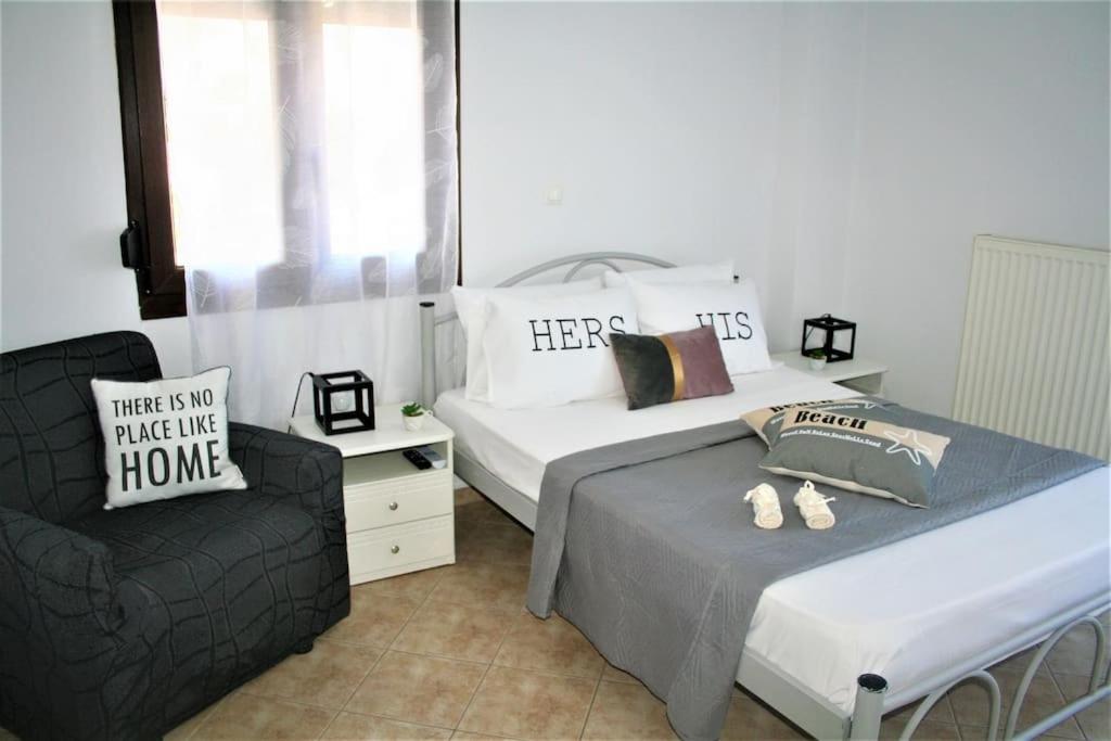萨索斯Moschoula Villa - Apartment 1的一间卧室配有两张床和椅子