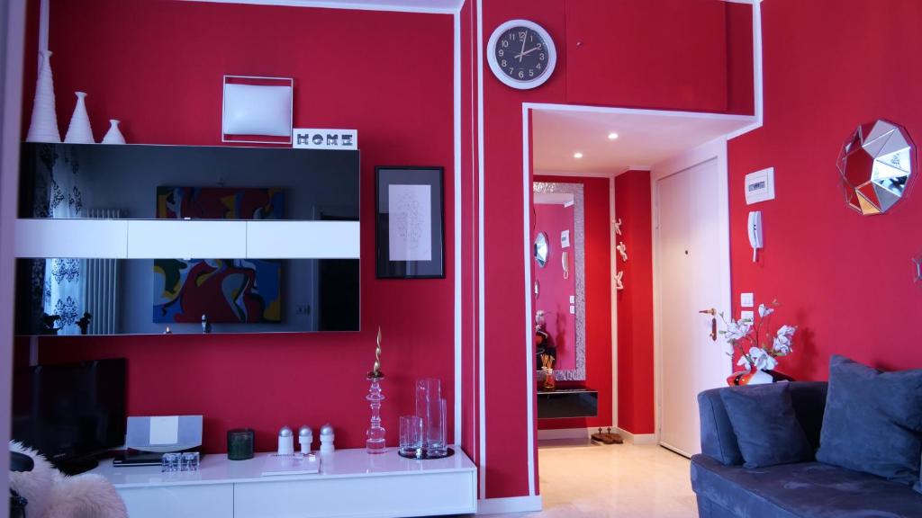 塞斯托-圣乔凡尼Квартира люкс в Милане (Appartamento di lusso a Milano)的客厅设有红色的墙壁