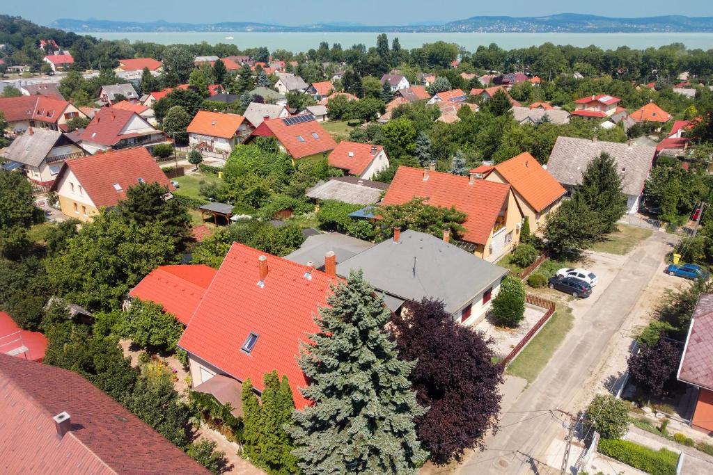 巴拉顿博格拉尔Árnyas Vendégház , Lila akác apartman的享有住宅区空中美景,设有红色屋顶