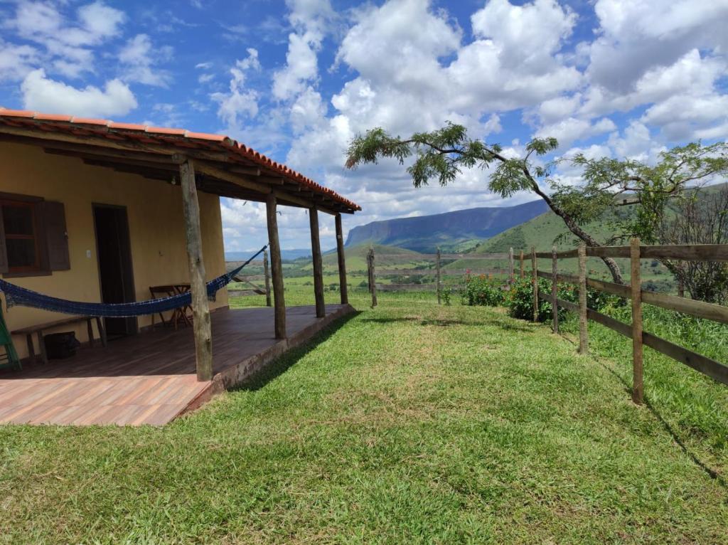 瓦尔任博尼塔Pousada Velho Chico的房屋设有山景甲板