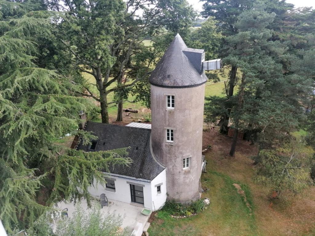 奥尔沃Le moulin de La Retardière的塔楼房屋的空中景致