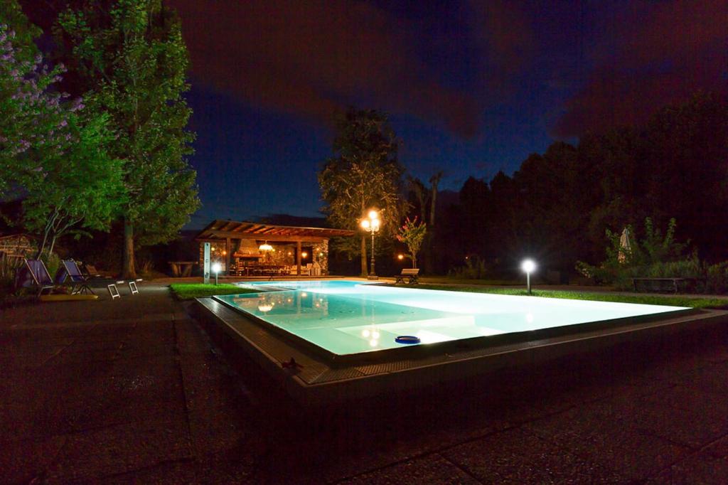 Marano VicentinoVilla Berrettini的夜间在院子里的大型游泳池