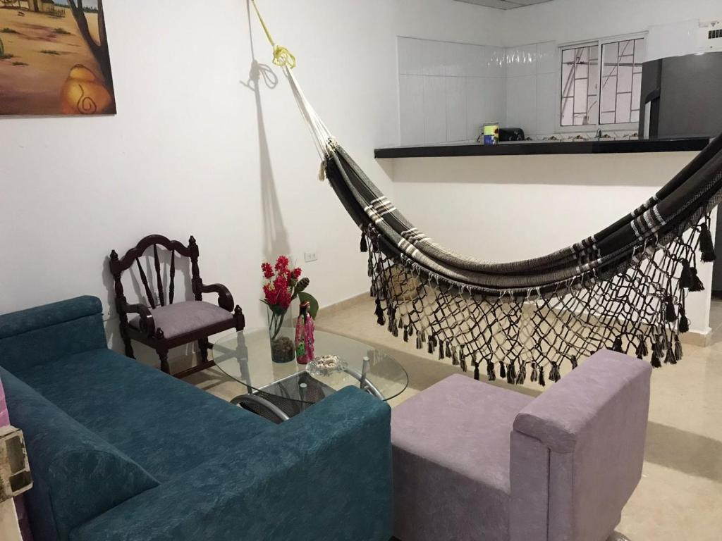 里奥阿查Apartamento Cómodo的客厅配有蓝色的沙发和吊床