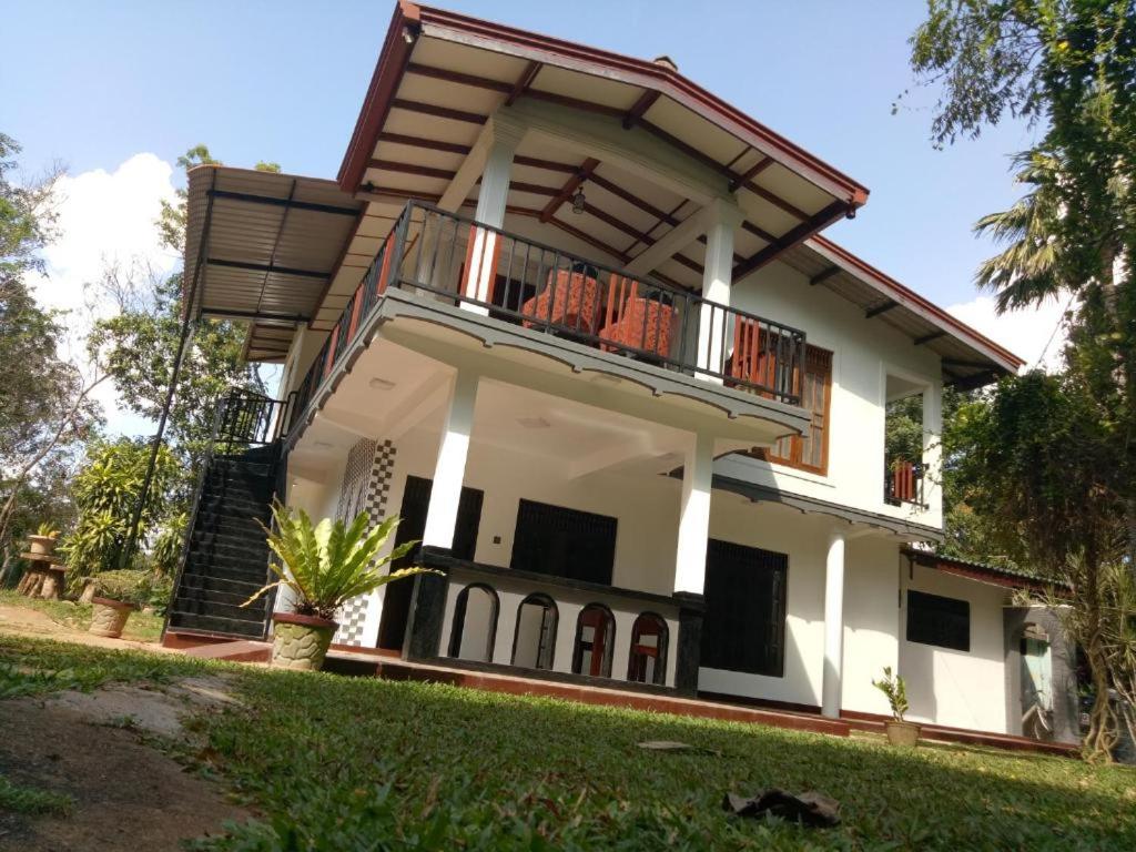 阿努拉德普勒Miyonra - Anuradhapura的房屋的顶部设有阳台