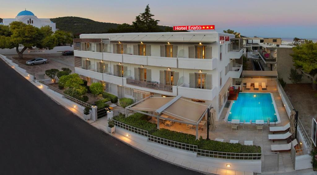阿吉亚玛丽娜伊拉多酒店的享有酒店空中美景,设有游泳池