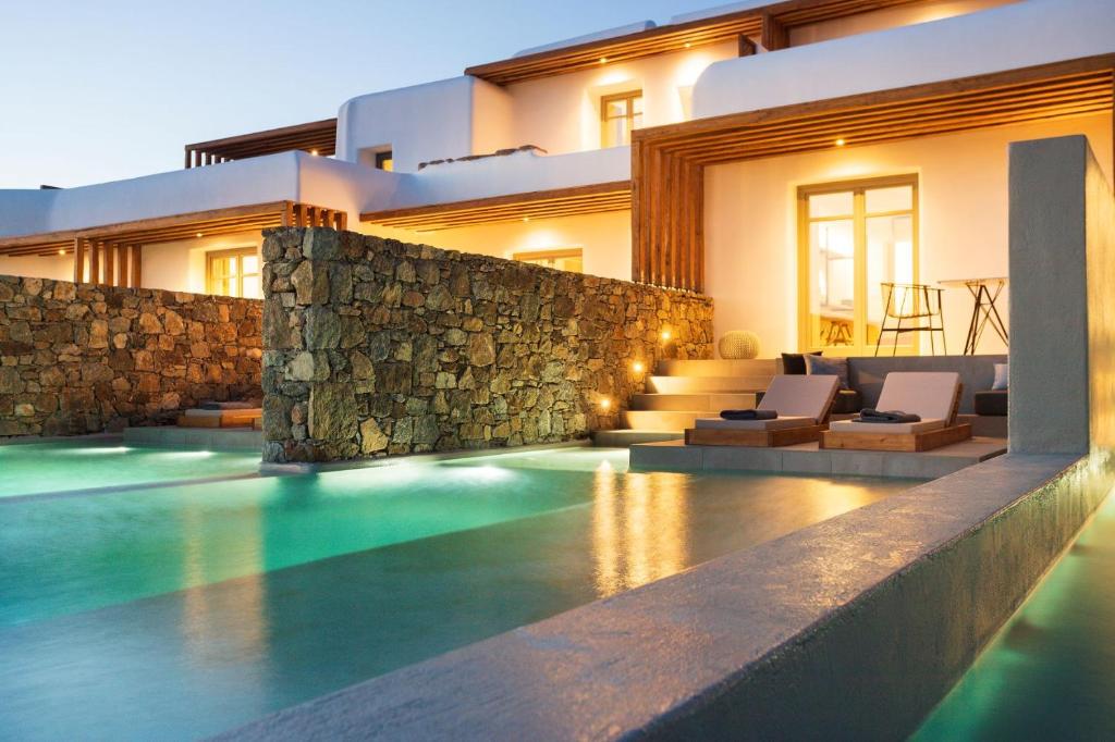 圣斯特凡诺斯Mykonos Soul Luxury Suites的别墅前设有游泳池