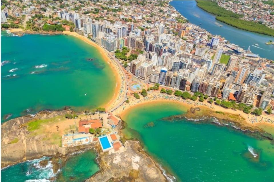 瓜拉派瑞Casa Super Agradável, 250 metros da praia da Areia Preta, cinco quartos com ar, wifi, garagem, completa的享有城市和海滩的空中景致