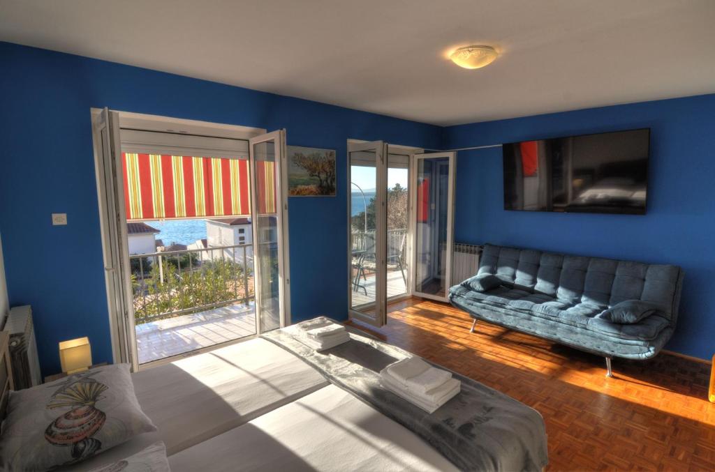 茨里克韦尼察Apartments Kety - Central heating的客厅拥有蓝色的墙壁和沙发