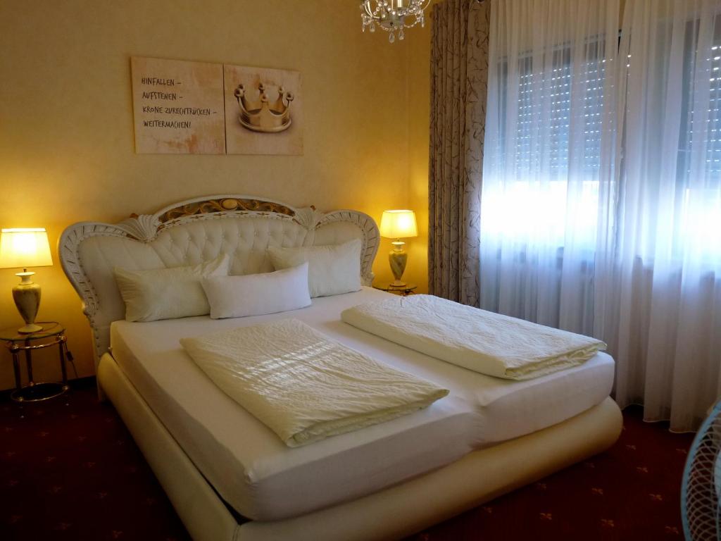 斯图加特盖斯勒酒店 的卧室配有白色的床和2个枕头