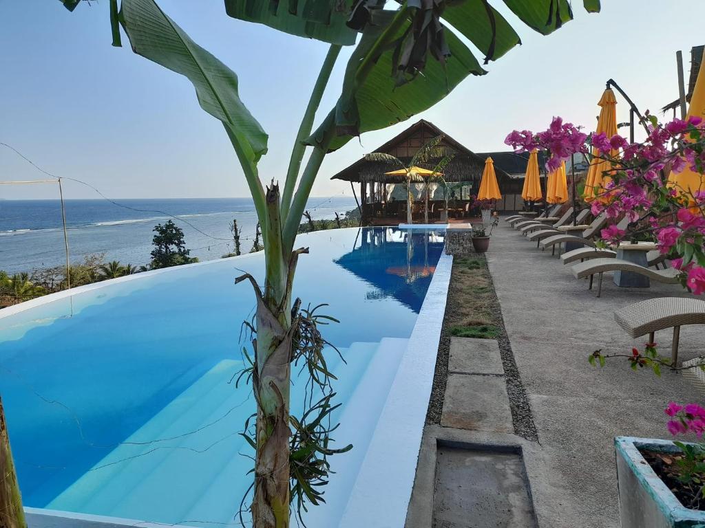 New BusuangaMiley Lodging Restobar的一座位于海滨度假胜地的游泳池