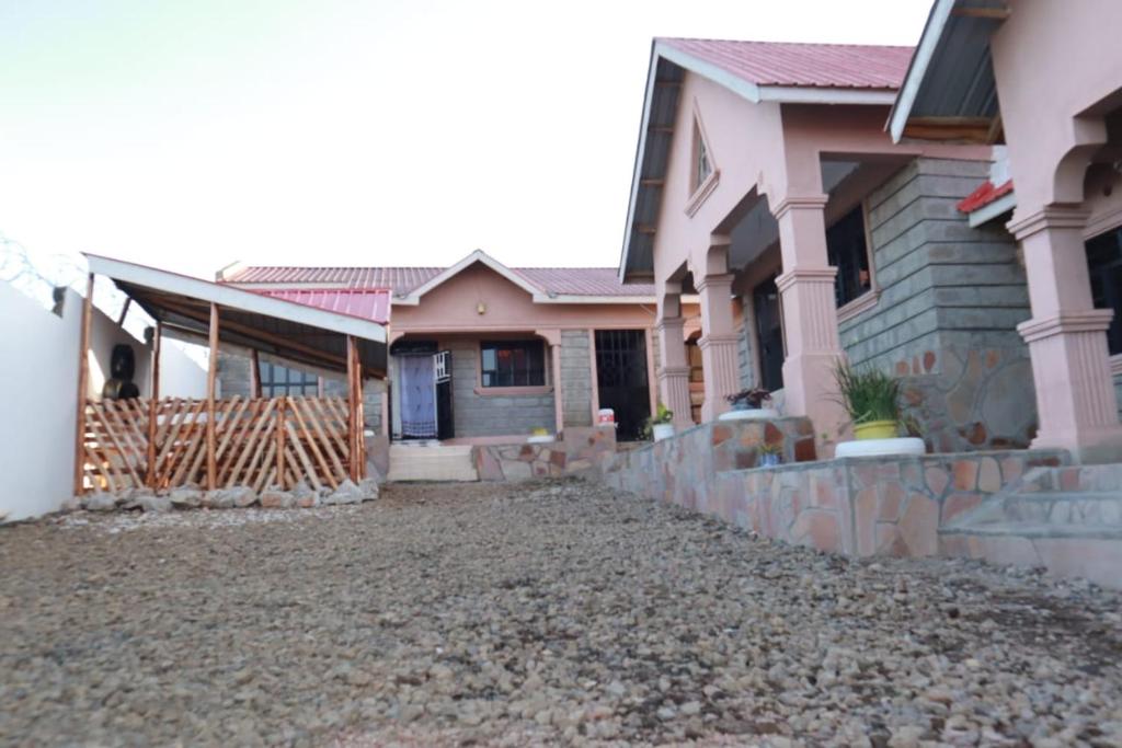 NarokLux Suites Mara Holiday Homes的前面有砂石车道的房子