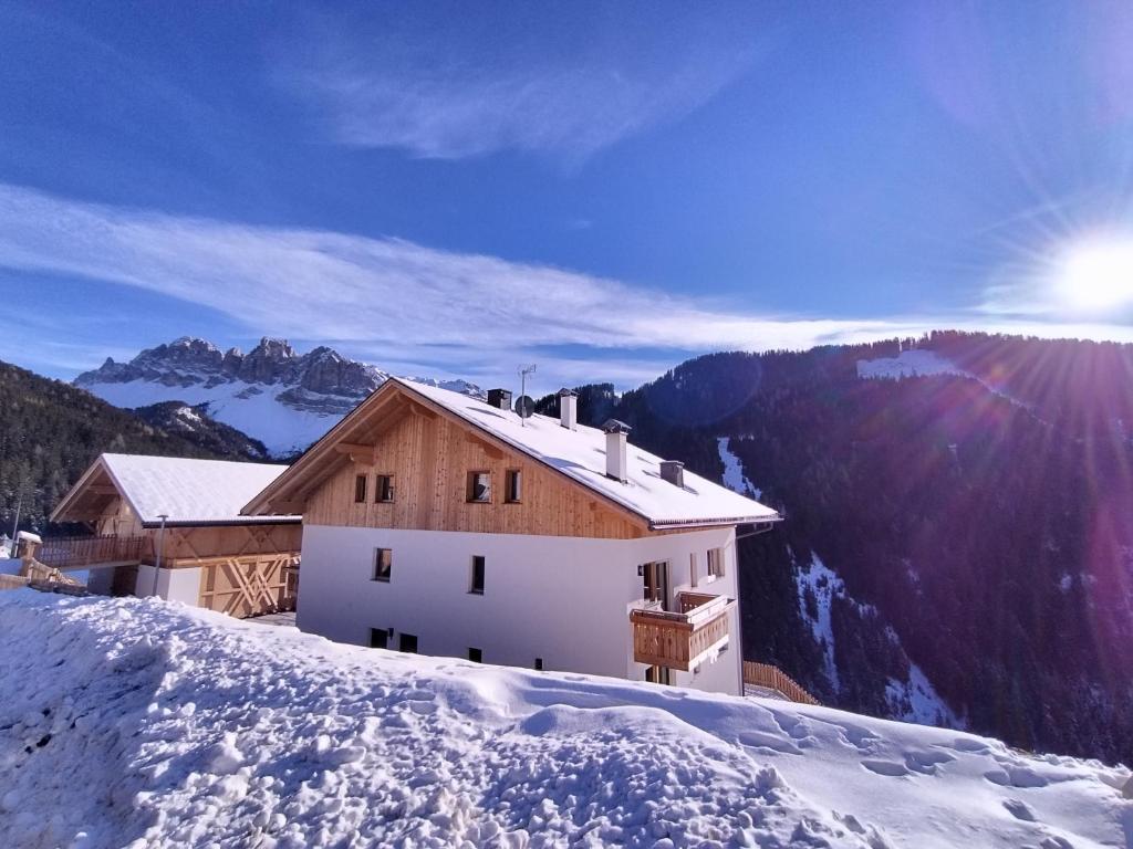 布列瑟农Zimmererhof的雪覆盖的山顶上的房子