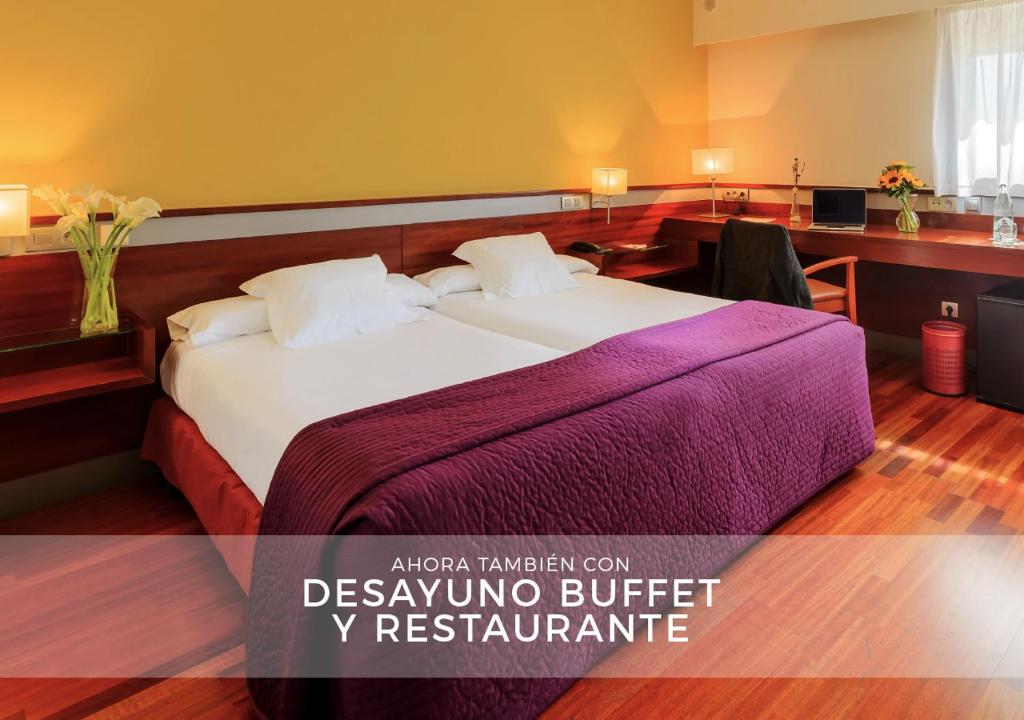 托雷洪-德阿尔多斯托雷洪旅馆的酒店客房,配有一张带紫色毯子的床