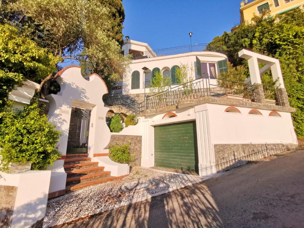 拉帕洛Rapallo Summer House的白色的房子,设有大门和车库