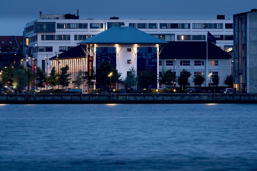 奥尔堡Pier 5 Hotel的一大片水边的大建筑