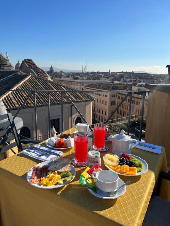 罗马纳沃那皇后屋顶旅馆的阳台上摆放着食品和饮料的桌子